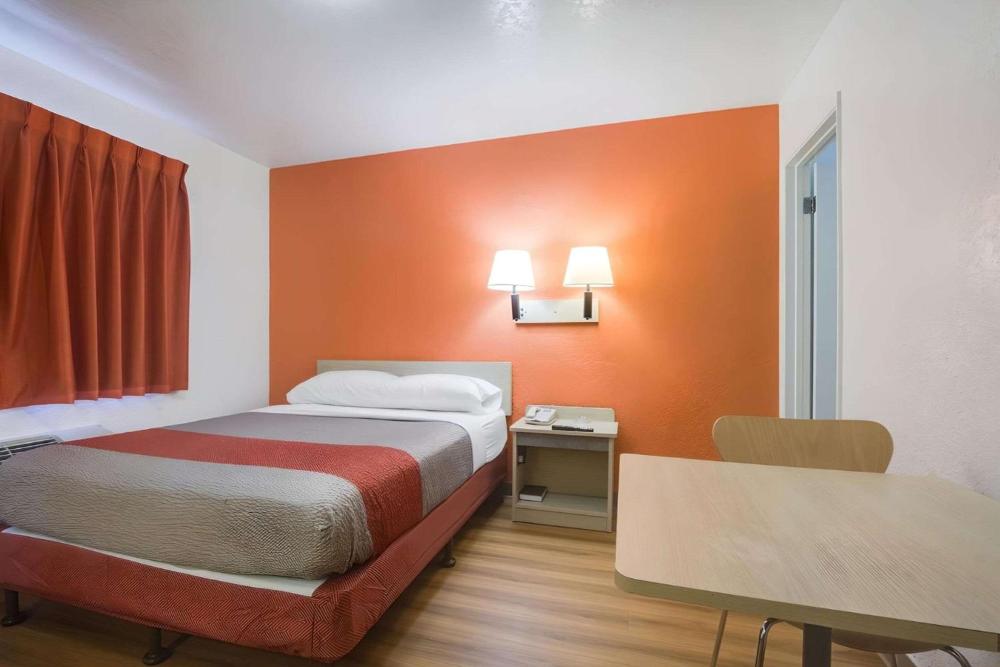 Queen Room - Non Smoking interior